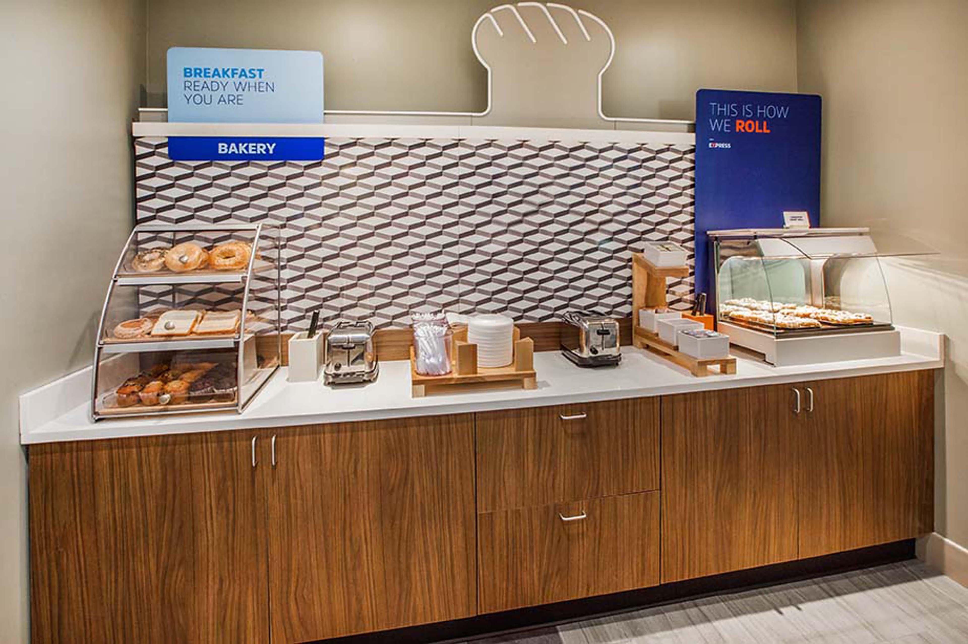 Holiday Inn Express & Suites Greensboro - I-40 Atwendover By Ihg Zewnętrze zdjęcie